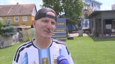 Malá Argentina v Česku. Fanoušek si na zahradě postavil hřiště i sochu Maradony