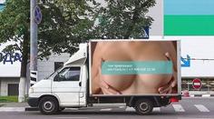 Kvůli těmto ňadrům muži ztrácí rozum. Způsobila 517 nehod!