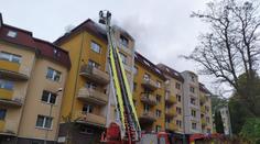 V Karlových Varech hořel obytný dům. Hasiči vyhlásili poplach