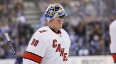 Rolbař, který po čtyřicítce nastoupil v NHL. Kdo je nový hrdina Caroliny?