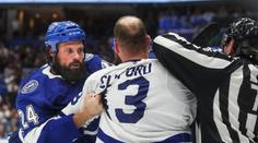 Přešlap útočníka Toronta. Do hlavy provokatéra bušil hokejkou