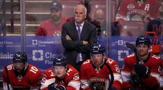 Sexuální skandál dohnal i zkušeného kouče NHL, ve Floridě rezignoval