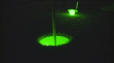 V Broumově se hrál speciální golfový turnaj. V noci svítily jen míčky a jamky