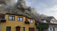 Požár zničil střechu rodinného domu v Kuřimi, škoda se počítá v milionech