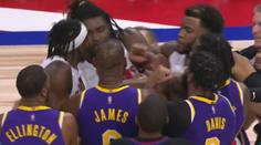 LeBron James se zapojil do bitky a byl vyloučen. Soupeře ošklivě zranil