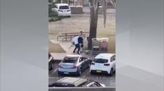 Hrdina ze Sydney. Muž přemohl útočníka holýma rukama a sebral mu zbraň