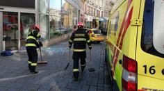 Auto v Brně se samo rozjelo a ženu přimáčklo na výlohu. Propadla sklem