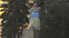 Česko se zahalilo do ukrajinských vlajek. Objevují se na sochách i na zdech