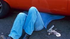 Muže (†60) zabilo vlastní auto, při opravě na něj sjelo ze zvedáku