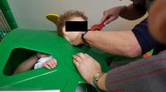 Chlapec (4) se zasekl v atrakci v dětském koutku. Zasahovali hasiči