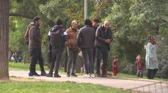 Migranti přespávají na pražském hlavním nádraží. Jsou tam i rodiny s dětmi