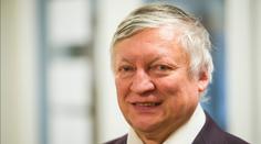 Světoznámý šachista je v umělém spánku. Měl zatím neobjasněnou nehodu