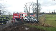 Tragická nehoda na Rychnovsku. Řidič náraz do sloupku nepřežil