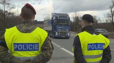 Kvůli opatřením jezdí méně osobních aut. Ubývá nehod i smrtelných zranění