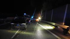 Řidič (23) po nehodě stál na silnici a telefonoval. Smetlo ho jiné auto