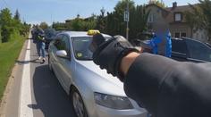 Policie sledovala muže, který měl prodávat drogy. Zadržela ho v taxíku