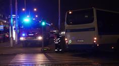 Autobus v Praze srazil ženu! Tělo vyprostili z podvozku hasiči