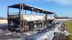 Na dálnici D1 začal hořet autobus. Zbyla z něj ohořelá konstrukce