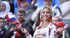 Šokující kampaň: Když otěhotníš s fotbalistou, dostaneš hamburgery!