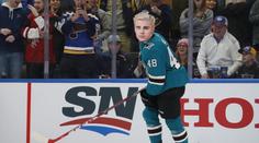 McDavid už není nejrychlejší! Tomáš Hertl pobavil maskou Justina Biebera
