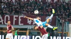 Hrůzný souboj! Fotbalista zachránil soupeře od vážného zranění