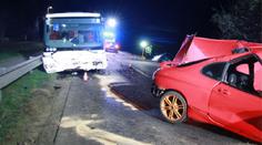 Tragická nehoda autobusu a dvou aut. Mladý řidič nepřežil, cestující jsou zranění