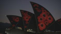 Operu v Sydney pokryly vlčí máky u příležitosti Dne válečných veteránů