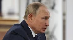 Putin už nezvládá běžnou chůzi. Turecký prezident ho musel podpírat