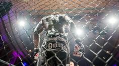 Vzdal se vlasů, aby navážil. MMA fighter se před kamerami nechal ostříhat