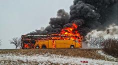 Na dálnici D46 vypuklo peklo. Autobus RegioJetu celý shořel