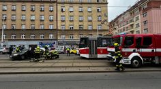 Vážná nehoda v centru Prahy. Ženu museli resuscitovat, dítě je v nemocnici