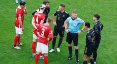 To se jen tak nevidí. Bayernu hrozí kontumace. Na trávníku měl 12 hráčů