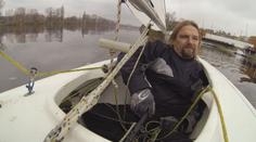 VÍKEND: Daniel krotí svou jachtu jednou rukou