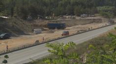 Na dálnici D3 staví odpočívadlo, auta i kamiony jezdí po úzké silnici