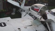 Pilot chtěl zamávat rodině, ale manévr nezvládl. Po pádu letadla zemřel