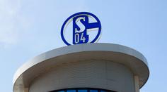 Schalke končí s ruským sponzorem, injekci může poskytnout největší rival