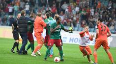 VIDEO: Na olympijském stadionu se fotbalisté hromadně porvali!