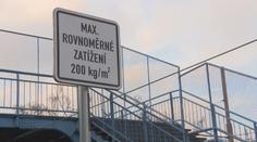 Zákaz vstupu s nadváhou. Místo opravy lemují lávky a mosty bizarní cedule