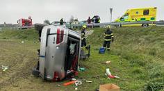 Děsivá nehoda na jihu Čech. Auto skončilo zdemolované na poli