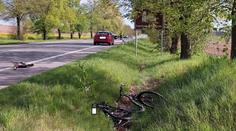 Mladý řidič srazil na rovném úseku cyklistu. Ten na místě zemřel