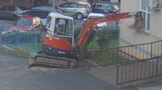 Mladíci si vypůjčili bagr. Poškodili parapet a málem zranili kolemjdoucího
