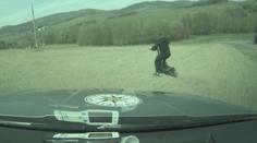 Muž ujížděl policii ne elekrokoloběžce rychlostí 100 km/h. Hrozí mu vězení