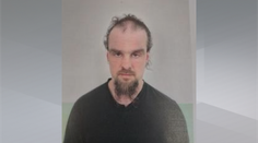 Policie pátrá po psychicky nemocném Jiřím. Na rukou mu chybí články prstů