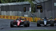 První závod rozhodně nenudil. Lídrem Formule 1 je Russell, Piastri havaroval už před startem