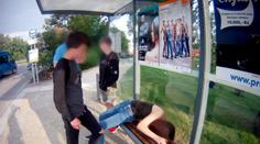 Alkohol i drogy. Strážníci hlídali, aby se dívka (14) neudusila zvratky