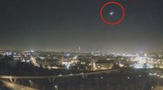 Nebe nad Českem rozzářil bolid, natočily ho kamery nad Prahou