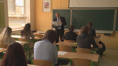 Do škol se vrací i starší žáci, má to však přísná opatření