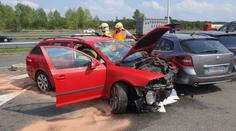Auto vletělo z dálnice na benzínku. Zbouralo tři auta a stojan