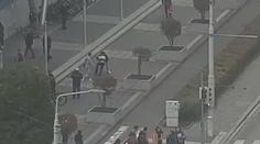Dva chlapci úspěšně přemohli agresivního muže, který je chtěl napadnout