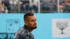 Kyrgios se vysmál oblečení sudího, raketou málem trefil diváka! VIDEO